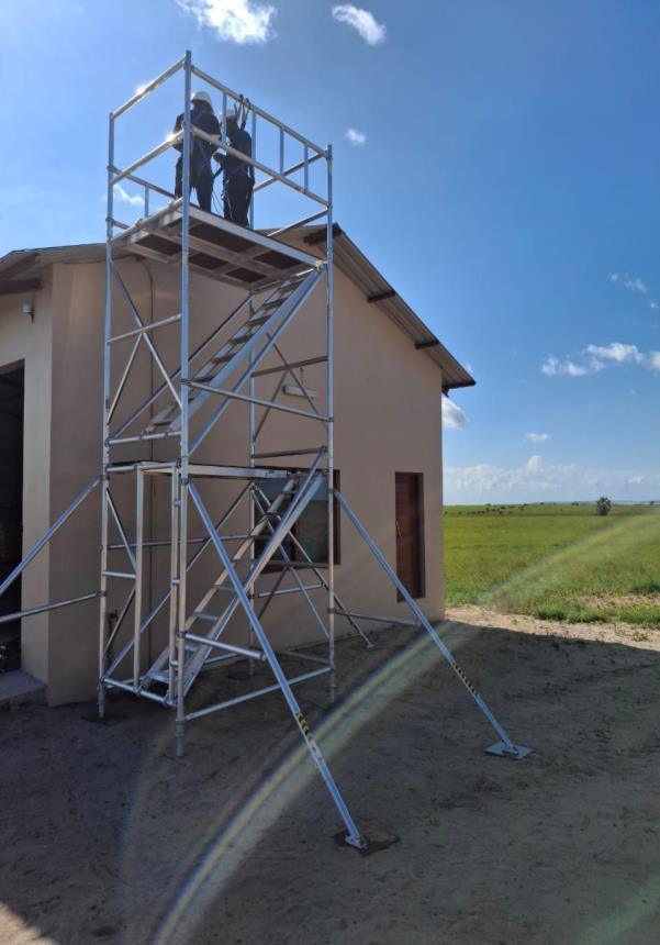 Técnicos a trabalhar em andaime