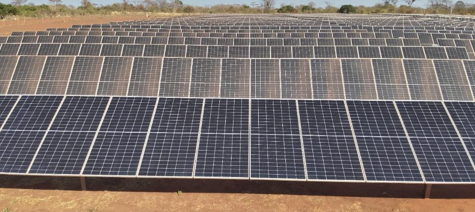 Campo de módulos solares da central de Balama