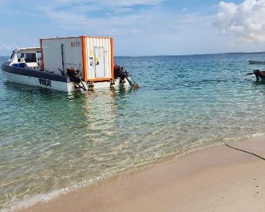 Contentor de baterias desembarcado na ilha de Benguerra