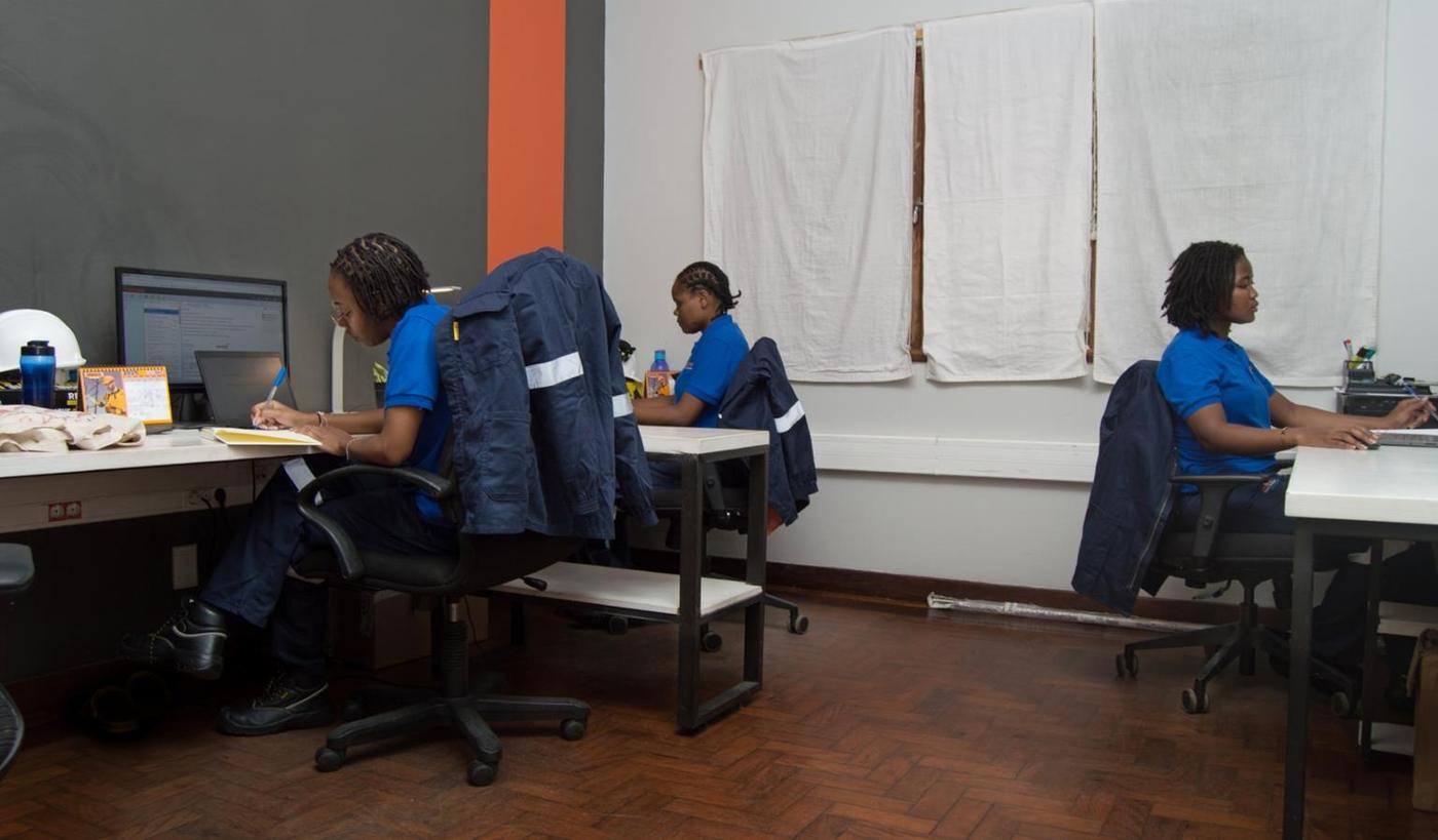 Técnicas da MATEMO a trabalhar no escritório de Maputo