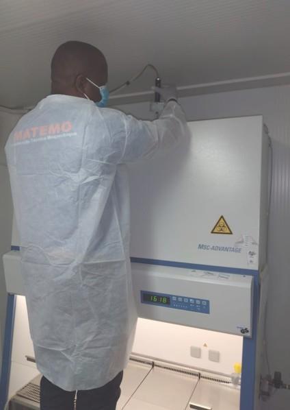 Técnico a validar uma cabine de segurança biológica