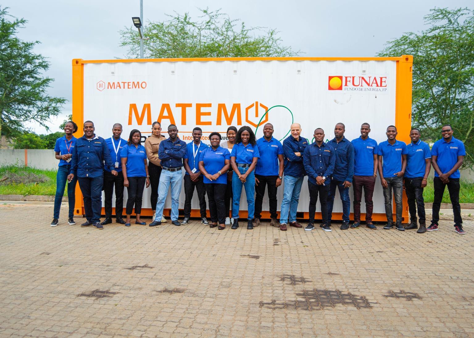 Equipa da MATEMO em frente a um contentor de energia